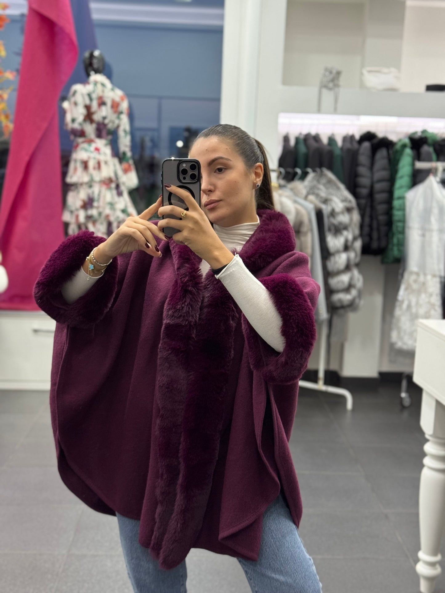 Mantella con brodo in pelliccia