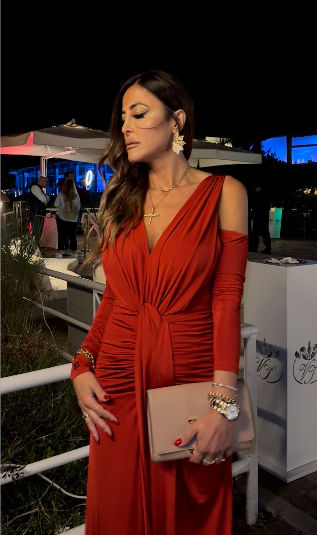 Abito rosso con nodo