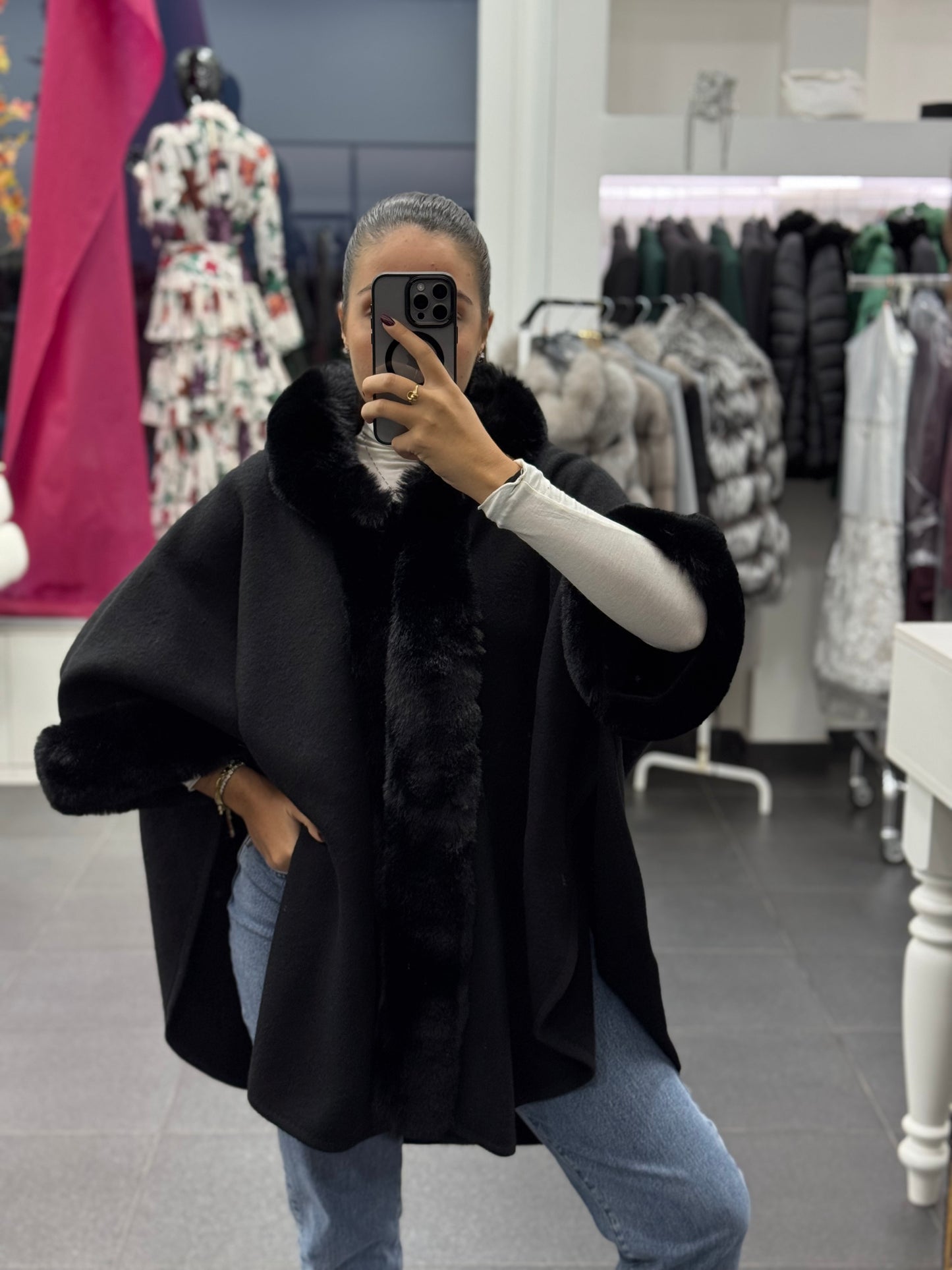 Mantella con bordo di pelliccia