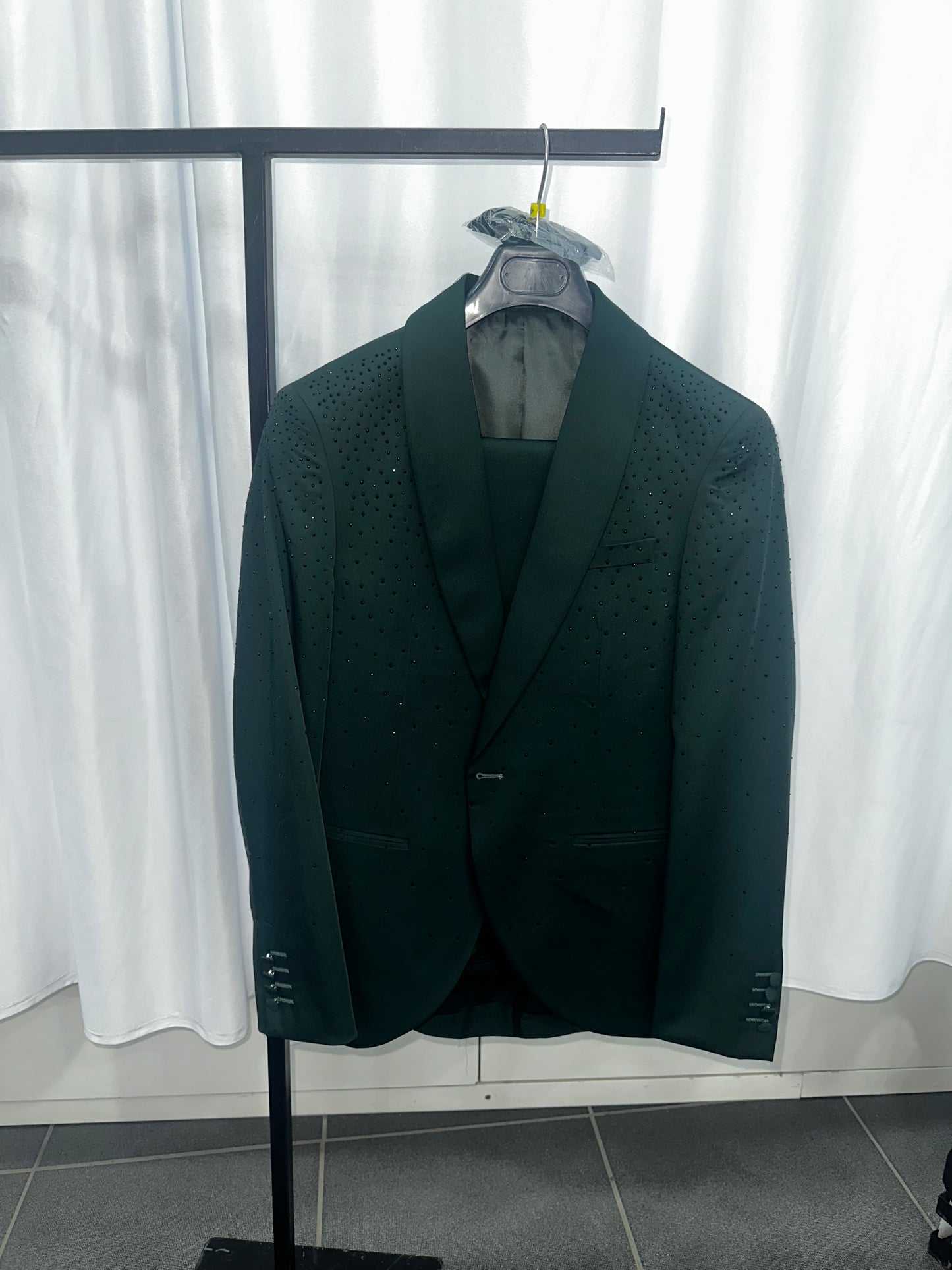 Abito uomo con strass