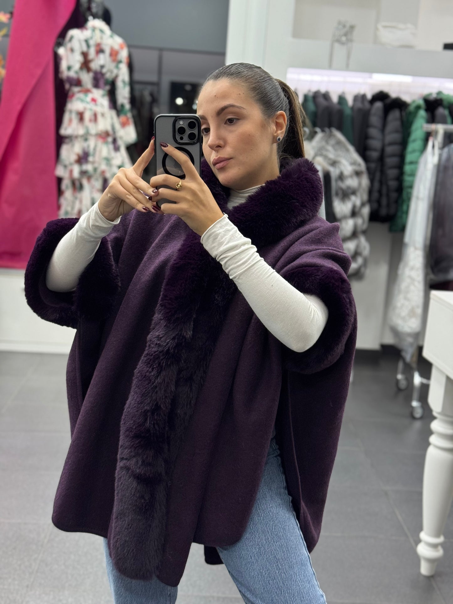 Mantella con bordo di pelliccia