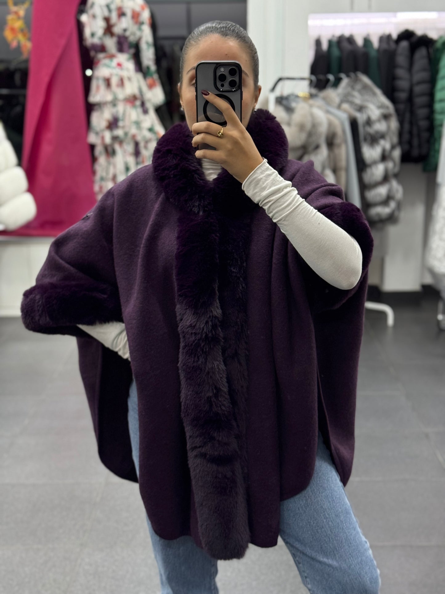 Mantella con bordo di pelliccia