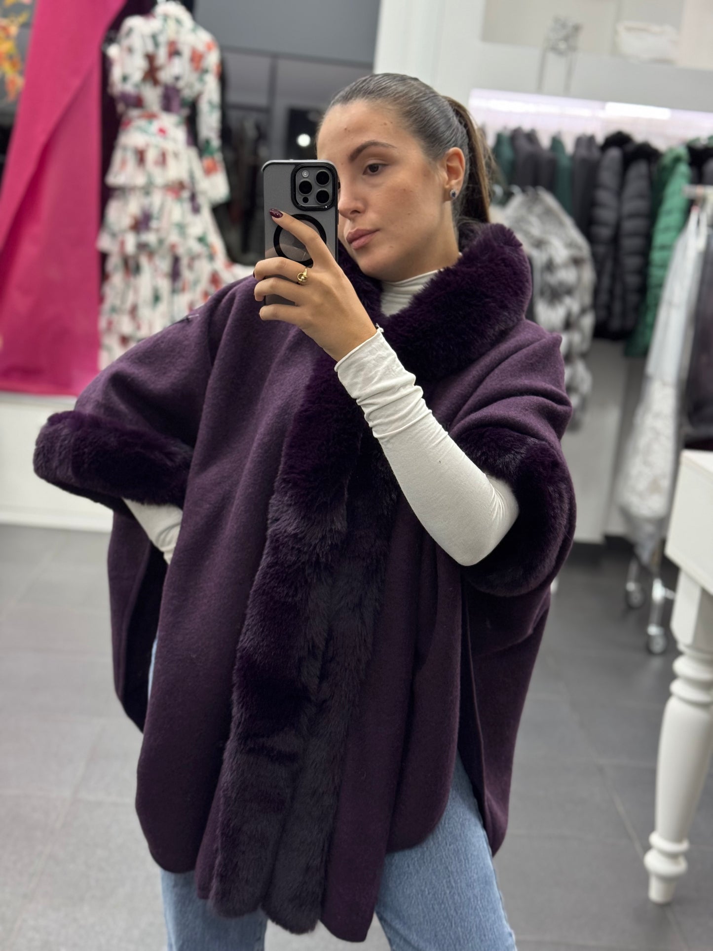 Mantella con bordo di pelliccia