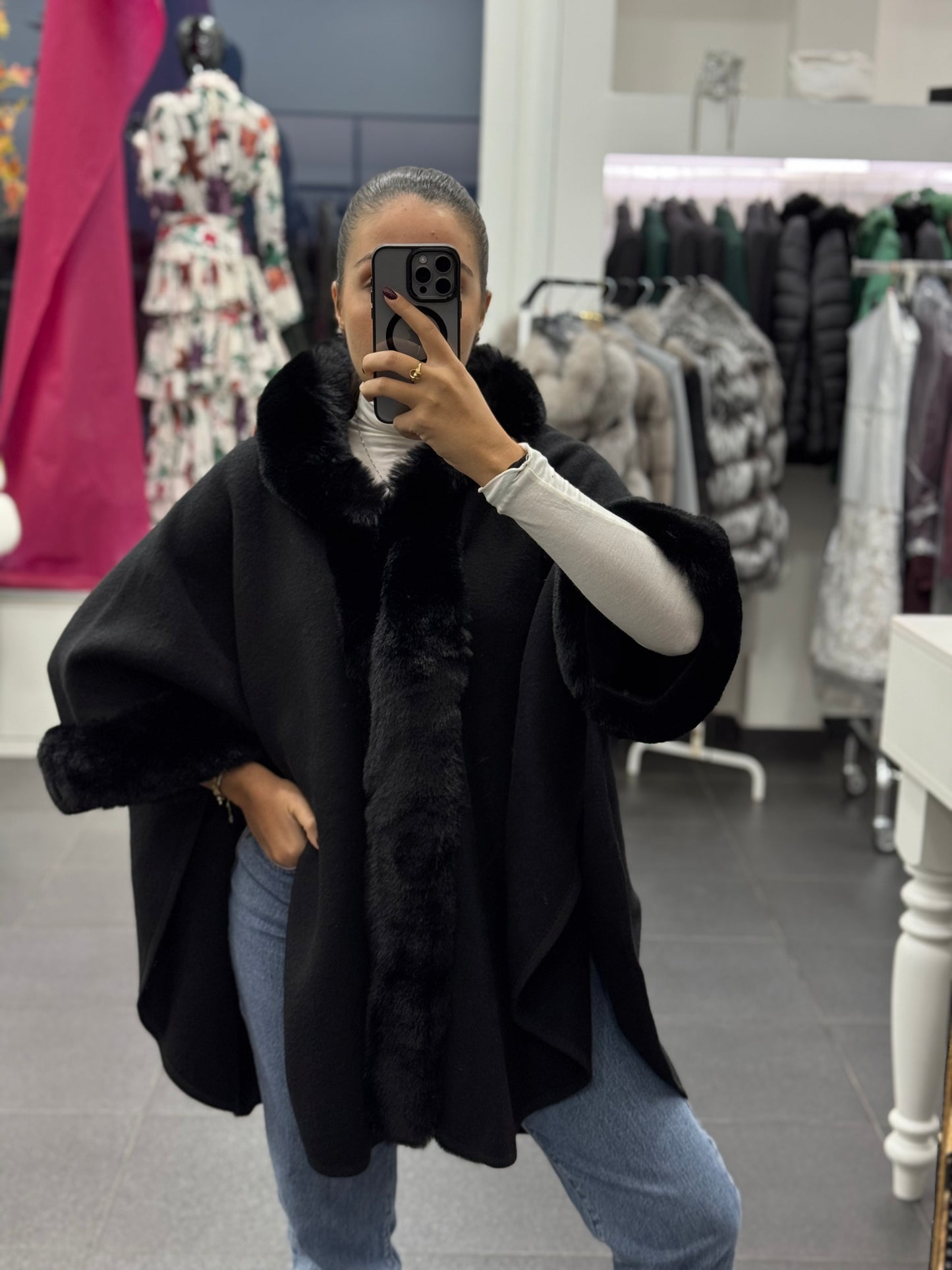 Mantella con bordo di pelliccia