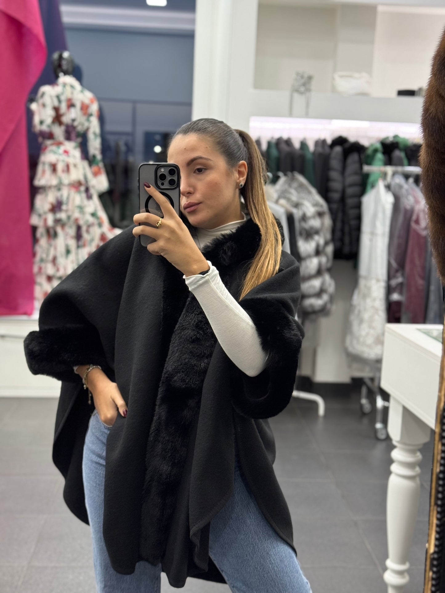 Mantella con bordo di pelliccia