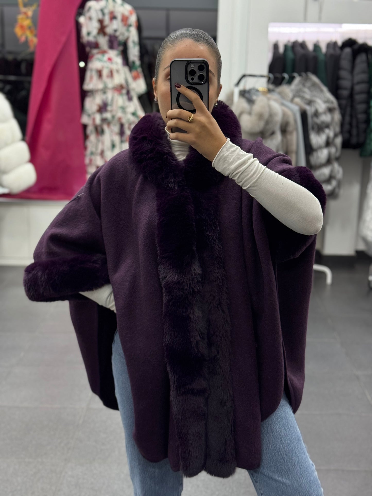 Mantella con bordo di pelliccia