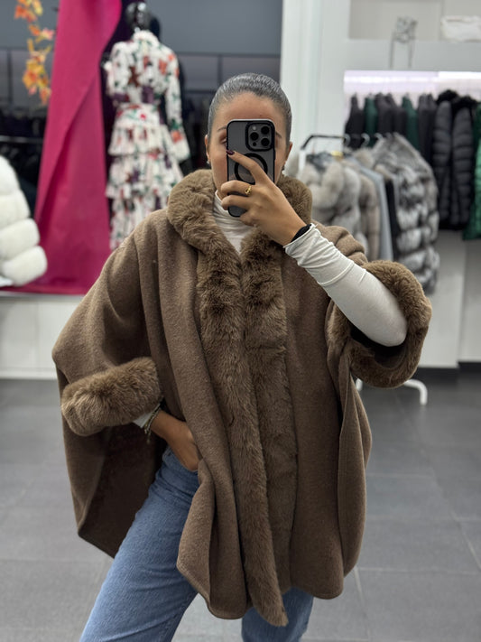 Mantella con collo di pelliccia